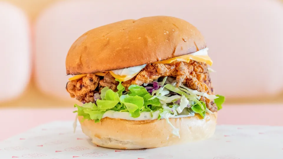 Crispy Chic – Grandma Pearls buttermilk fried chicken, house made slaw, cheese, lettuce, herb mayo + pickles.