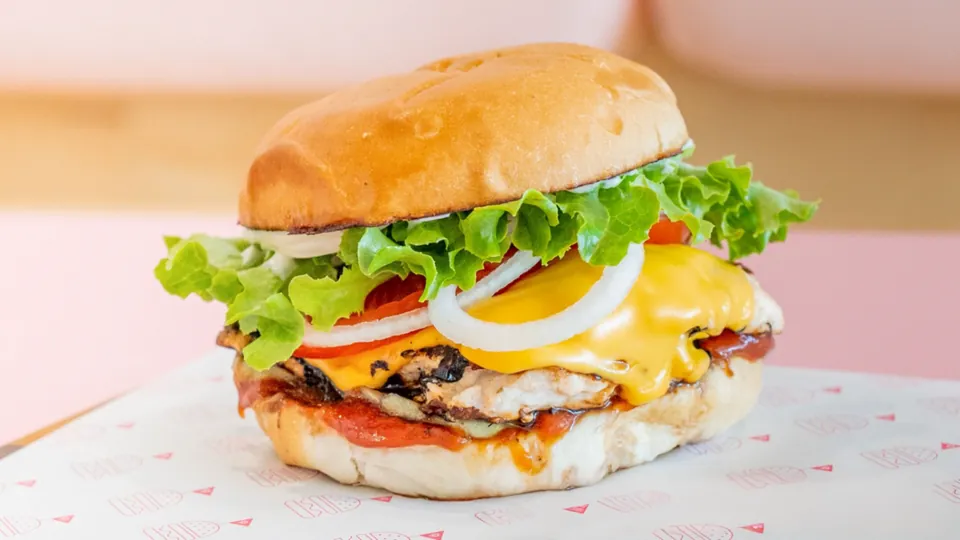 Grilled Chic – Grandma Pearls grilled chicken, cheese, ketchup, mayo, lettuce, tomato, onion + pickles.
