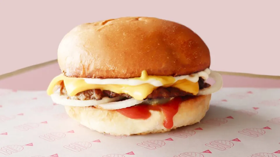 Pearls Cheesy – Just how Pearl likes it… Smashed patty, cheese, ketchup, onion, mayo, mustard + pickles.